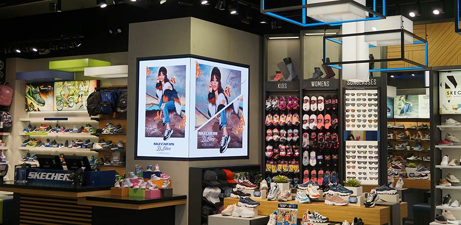 Maak plaats pedaal inflatie Skechers Adds Daktronics Display To Flagship Store Location